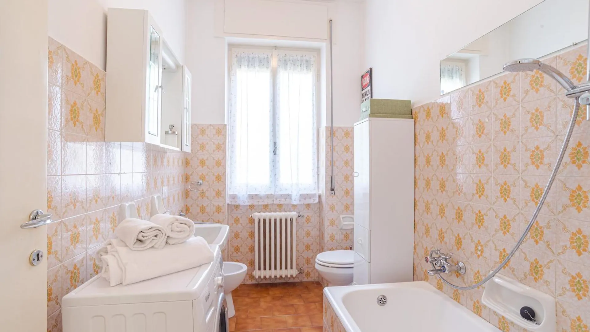 Bright & Cosy Apartments With Balcony Barni Italy